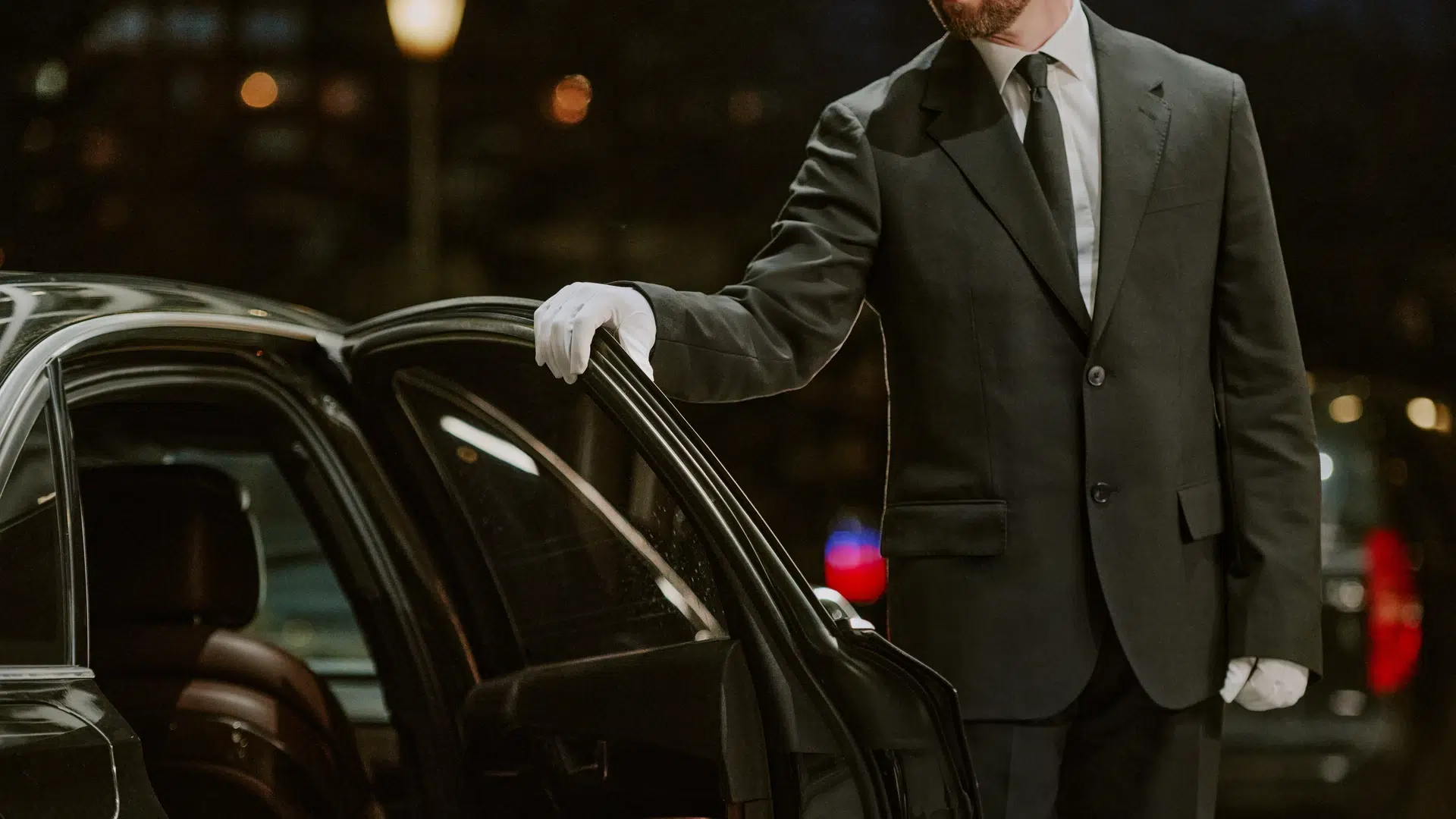 Chauffeur ouvrant une porte de voiture