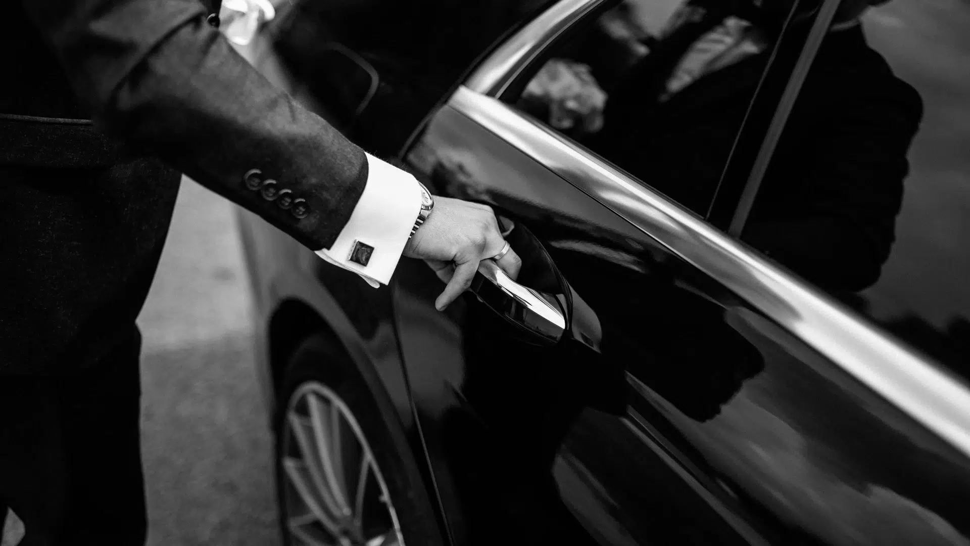 Homme ouvrant la porte d'une voiture