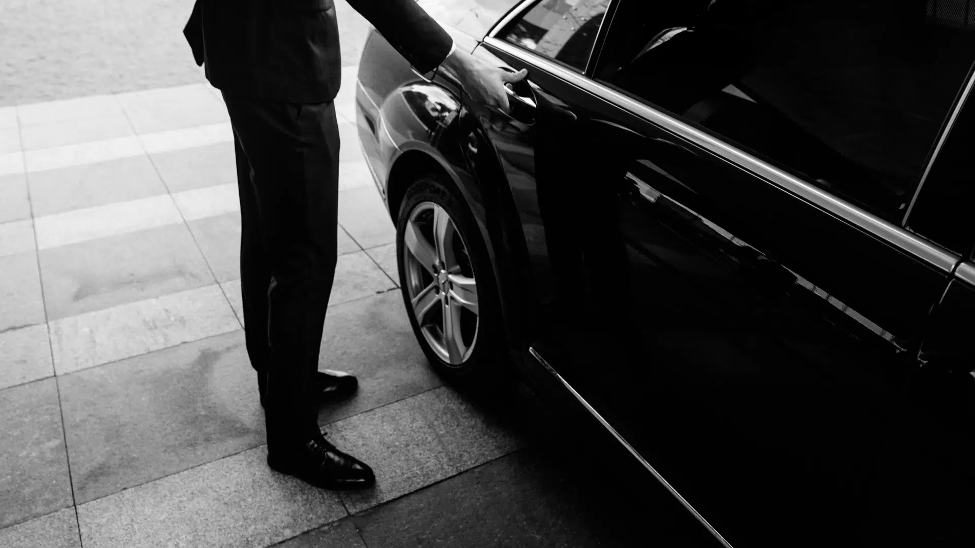 Homme ouvrant la porte d'une voiture