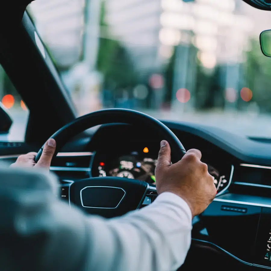 Personne conduisant une voiture en ville