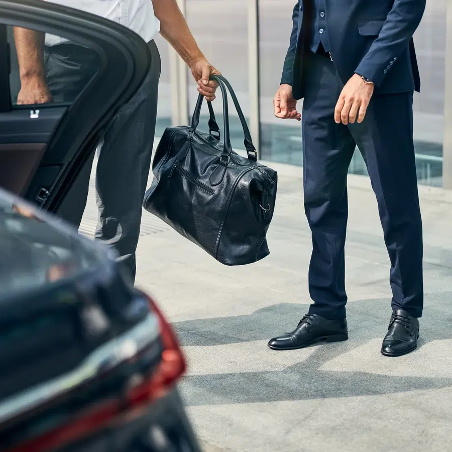 Deux hommes en costume avec sac en cuir