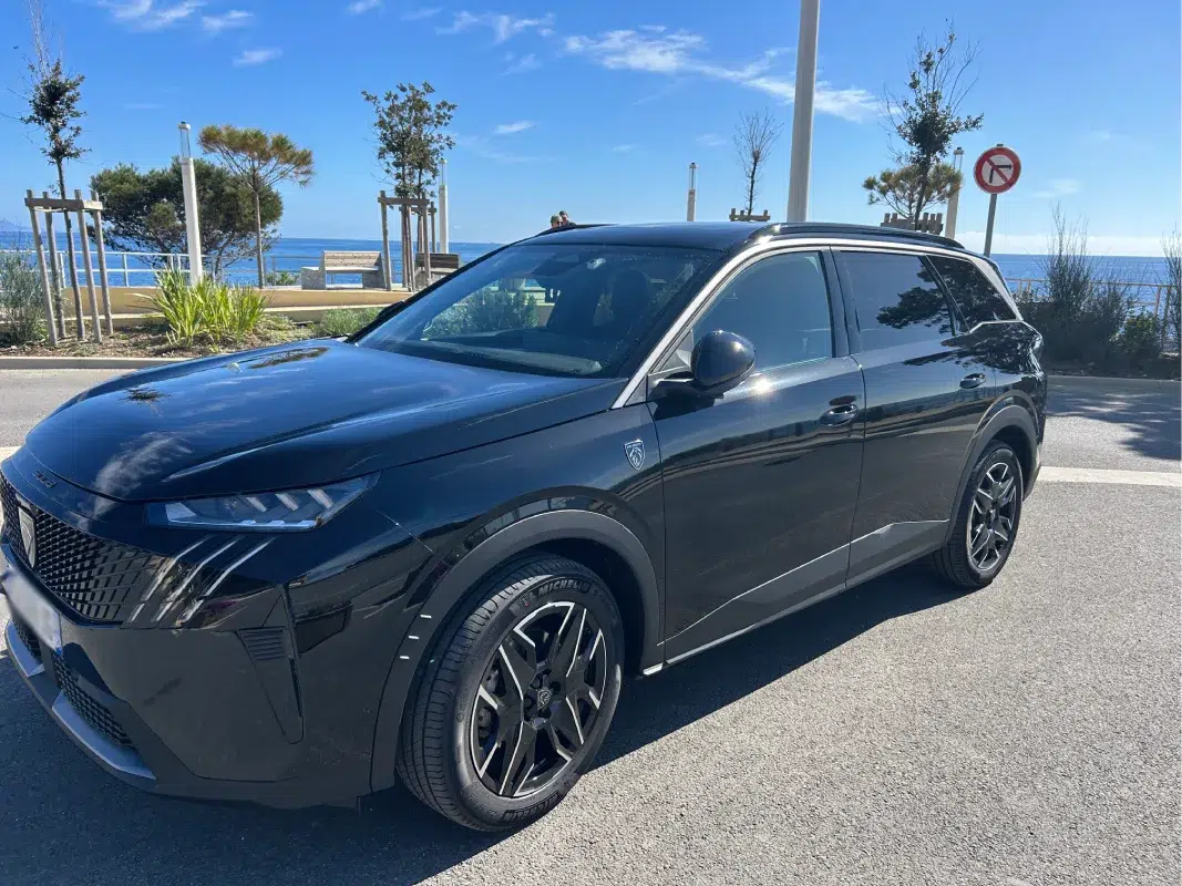 SUV noir garé près de la mer