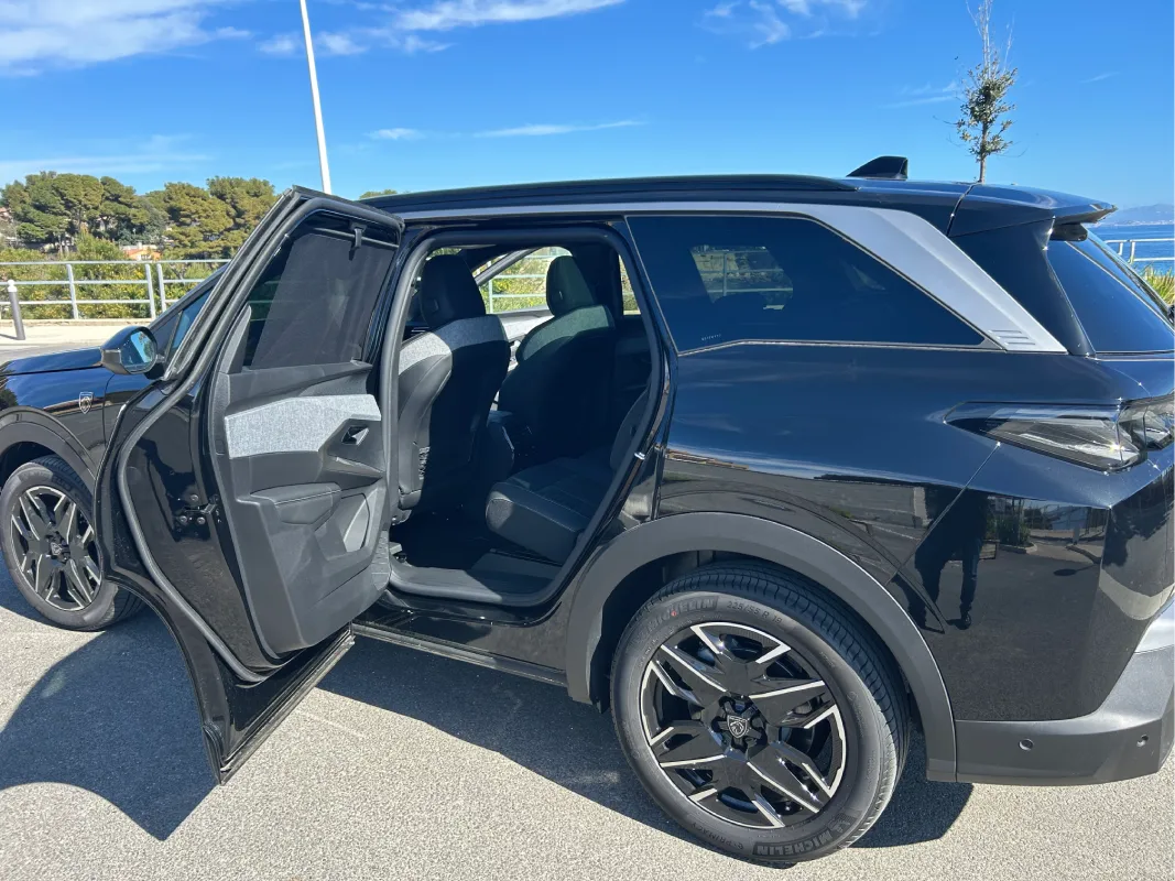 SUV noir avec porte arrière ouverte
